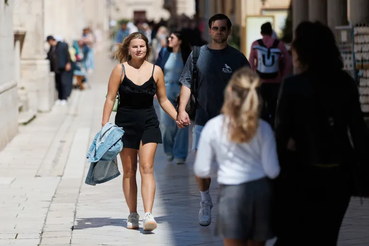 Brineta u štiklama prošetala zadarskom špicom: Mnogi su se okretali za njom