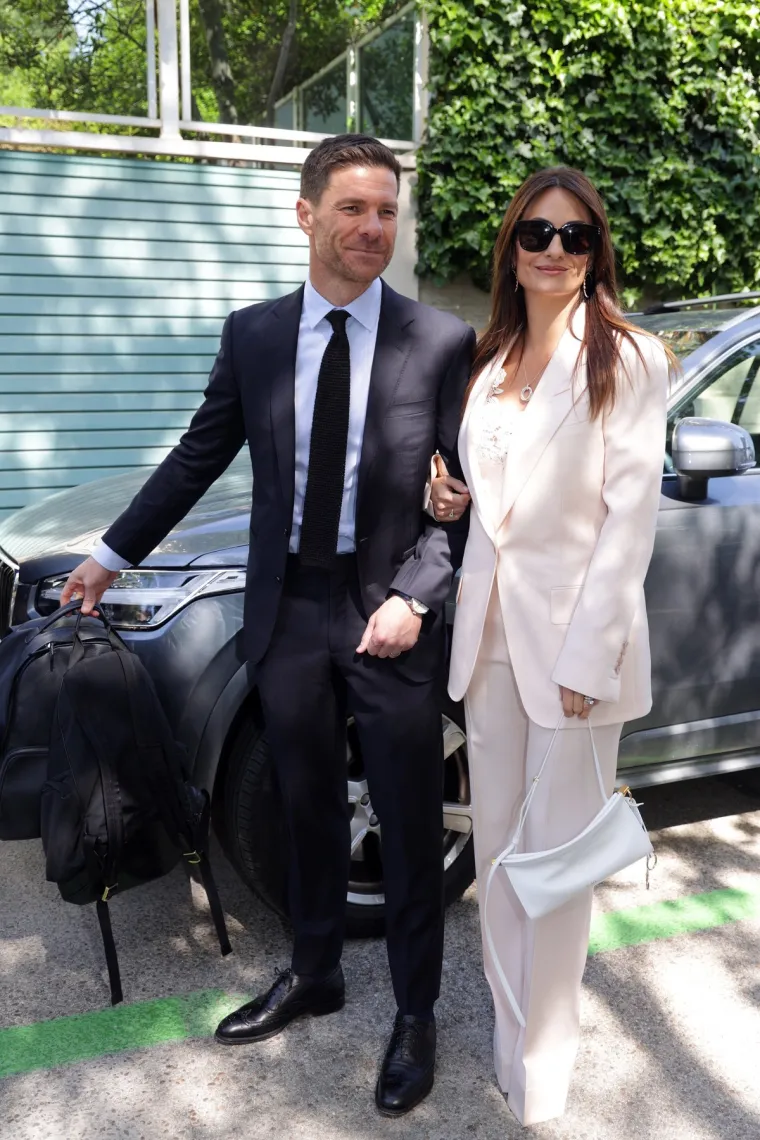 Papparazzi ulovili Alonsa i ženu po dolasku u Madrid