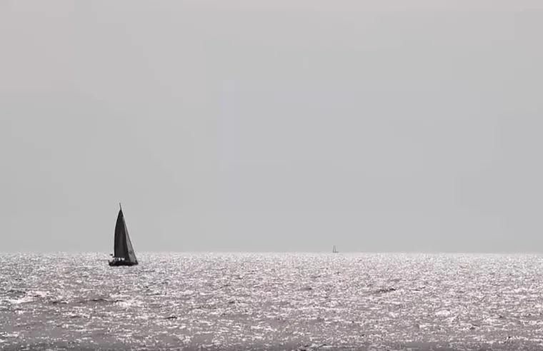 Otok je prava meka za ljubitelje vodenih sportova i jedrenja.