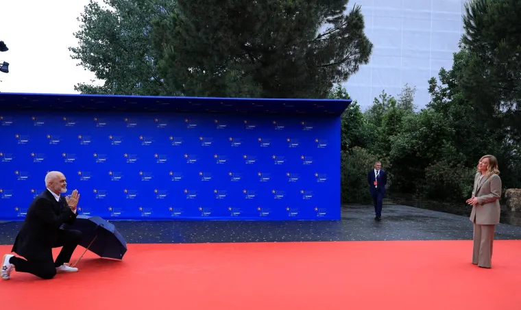 Crveni tepih kojeg bi se i Hollywood posramio: Rama na koljenima dočekao najmoćniju Talijanku