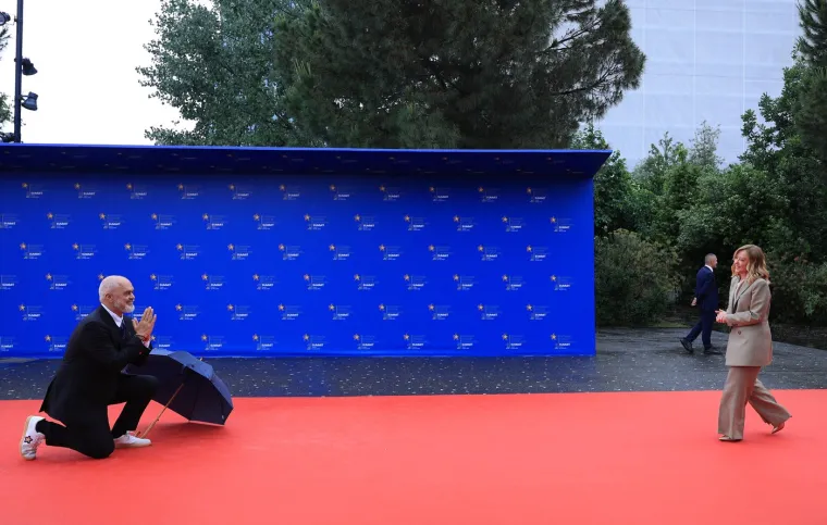 Crveni tepih kojeg bi se i Hollywood posramio: Rama na koljenima dočekao najmoćniju Talijanku