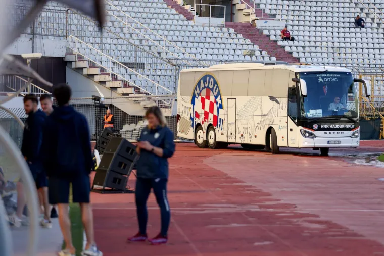 Na tartan stazi pored travnjaka osvanuo je i službeni autobus Hajduka