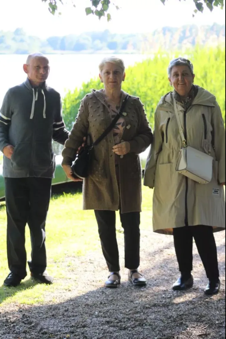 Smeđokosa dama privlačila poglede svojim atraktivnim izgledom i proljetnim outfitom