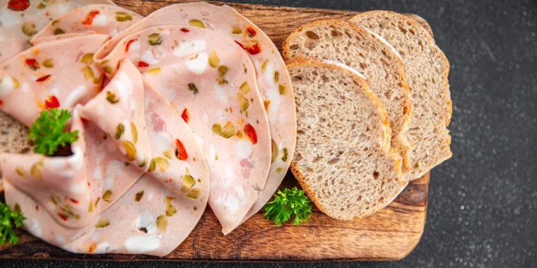 15. Salama: Svi prerađeni mesni proizvodi, uključujući salamu, imaju visok sadržaj soli. Razmislite o alternativama poput pečene govedine. Prerađene salame često sadrže i konzervanse. Manje porcije mogu značajno smanjiti unos soli.