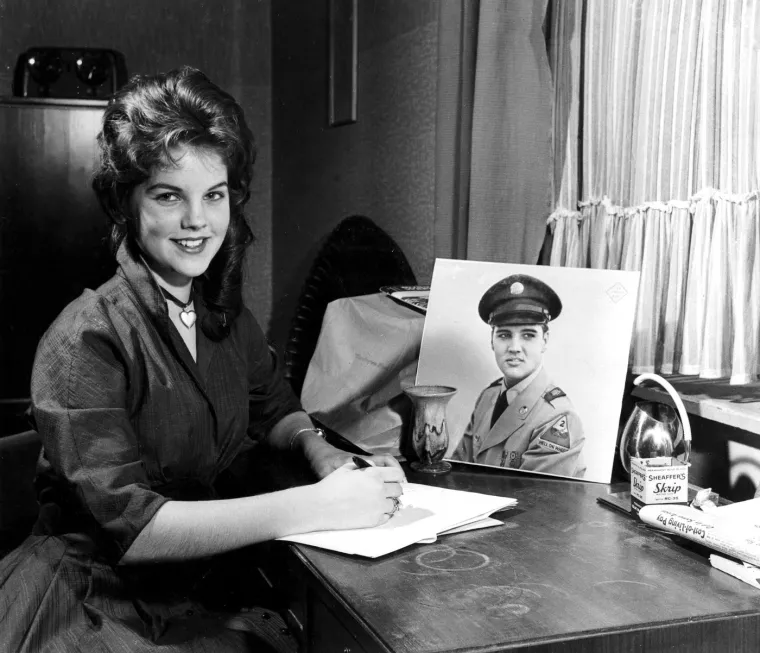 S Elvisom se upoznala s nepunih 15 godina dok je on služio vojni rok u Njemačkoj, a njihova romansa — često komentirana, analizirana i kritizirana — obilježila je jednu eru američke pop-kulture. 
