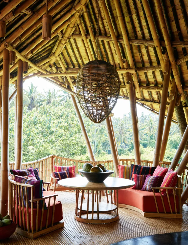 IDYLIC BAMBOO HOME, BALI - Zapanjujuće fotografije otkrivaju idiličnu višeslojnu kuću od bambusa smještenu u rajskom okruženju Balija. 