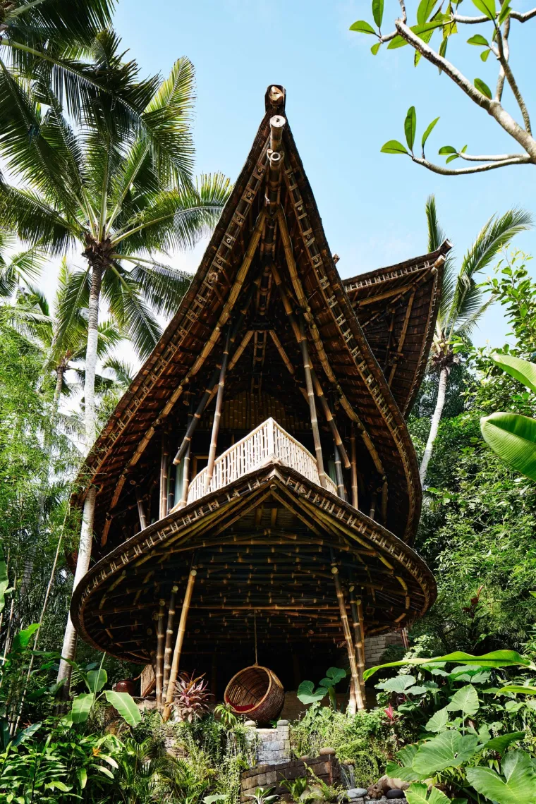 IDLLIC BAMBOO HOME - Druge spektakularne fotografije prikazuju luksuzan interijer s potpuno opremljenom kuhinjom, dnevnim boravkom na balkonu i krevetom s četiri stupa, koje pružaju sve što bi vlasnik mogao poželjeti.