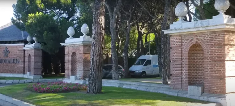 Ovo je ulaz u luksuzno rezidencijalno naselje La Moraleja koje se nalazi u sjevernom dijelu Madrida. U tom kvartu živi neki od Lukinih suigrača u Realu. 