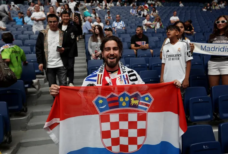 Nogometni svijet došao se pokloniti Luki! Pogledajte koliko košta šal s Modrićevim likom
