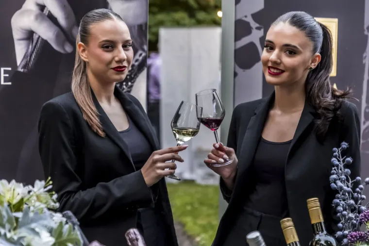 Osijek se opustio uz vino: Pogledajte divne dame koje su se sredile baš za tu prigodu