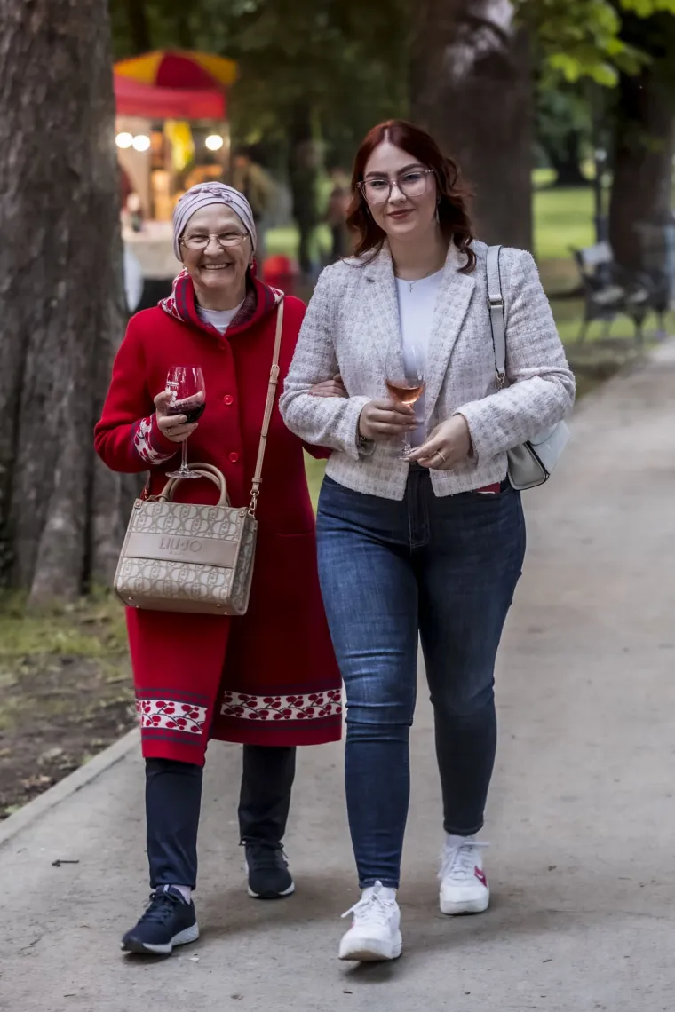 Osijek se opustio uz vino: Pogledajte divne dame koje su se sredile baš za tu prigodu