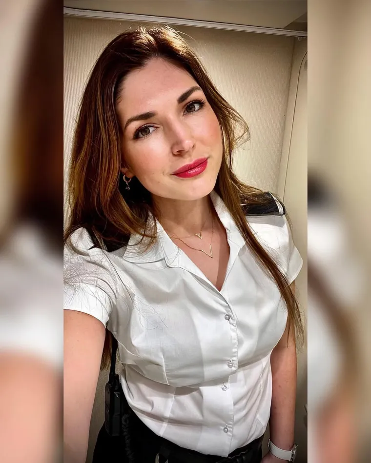 Ipak, njezina najveća strast je pjevanje, a u slobodno vrijeme izrađuje prava mala umjetnička djela u dekoraciji torti i tzv. sugar artu.