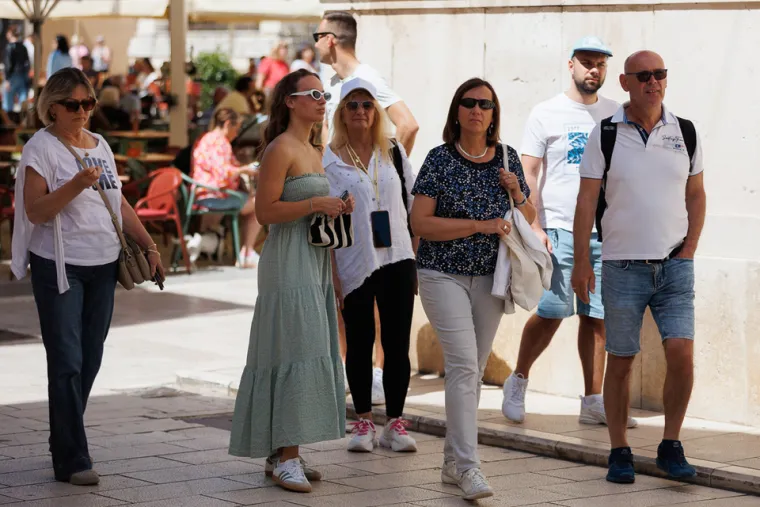 Crvena uska haljina i taman ten: Djevojka oduševila u provokativnom izdanju
