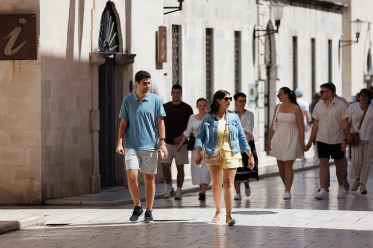 Crvena uska haljina i taman ten: Djevojka odu&scaron;evila u provokativnom izdanju
