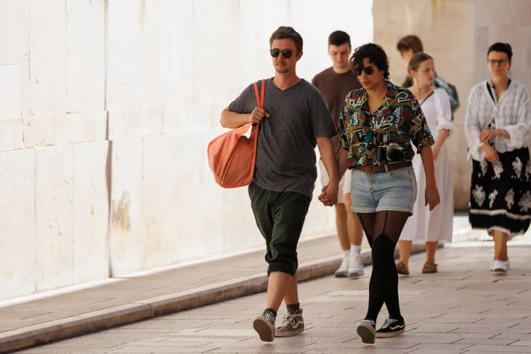 Crvena uska haljina i taman ten: Djevojka odu&scaron;evila u provokativnom izdanju