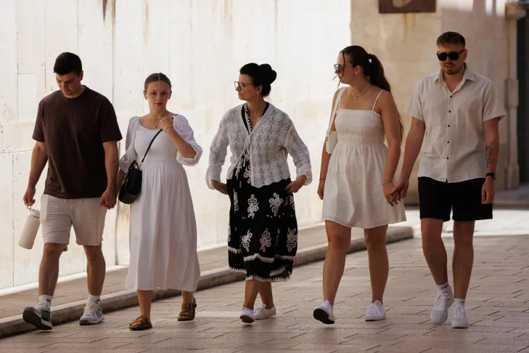 Crvena uska haljina i taman ten: Djevojka odu&scaron;evila u provokativnom izdanju