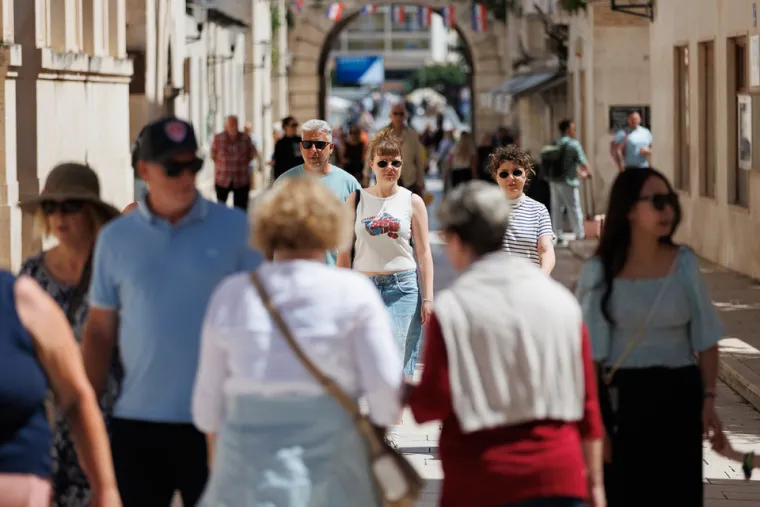 Crvena uska haljina i taman ten: Djevojka odu&scaron;evila u provokativnom izdanju