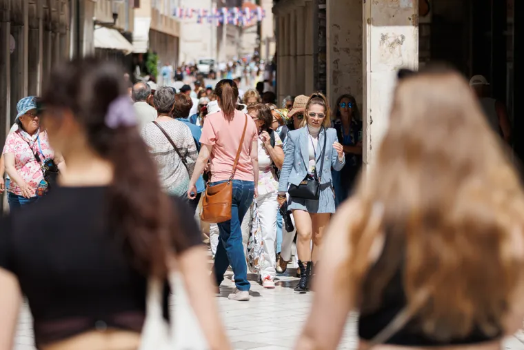 Crvena uska haljina i taman ten: Djevojka odu&scaron;evila u provokativnom izdanju