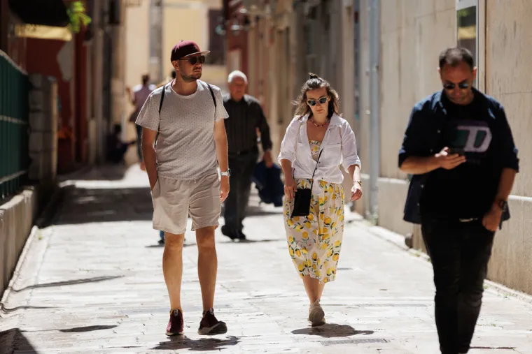 Crvena uska haljina i taman ten: Djevojka odu&scaron;evila u provokativnom izdanju