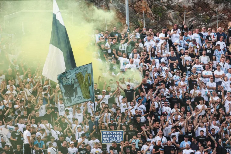 Navijač s maskom plijenio pažnju Miškovića i ostale svite! Onda je uslijedio pravi šou