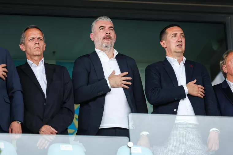 Navijač s maskom plijenio pažnju Miškovića i ostale svite! Onda je uslijedio pravi šou