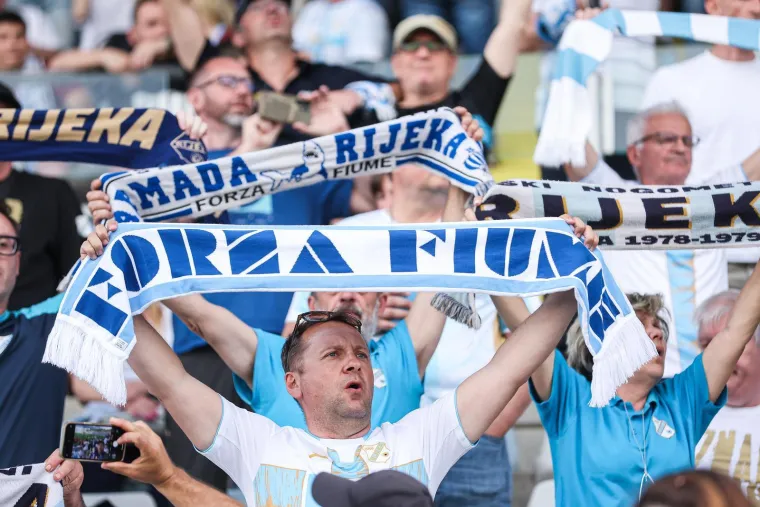 Navijač s maskom plijenio pažnju Mi&scaron;kovića i ostale svite! Onda je uslijedio pravi &scaron;ou