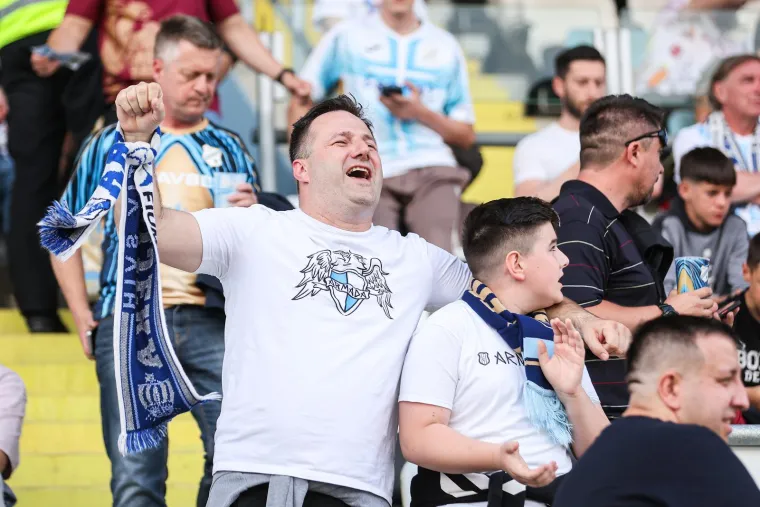 Navijač s maskom plijenio pažnju Mi&scaron;kovića i ostale svite! Onda je uslijedio pravi &scaron;ou