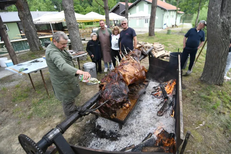 Ovako se u Hrvatskoj slavi Dan državnosti: Od izložbe oružja na Jarunu do vola s ražnja u Grubi&scaron;nom Polju