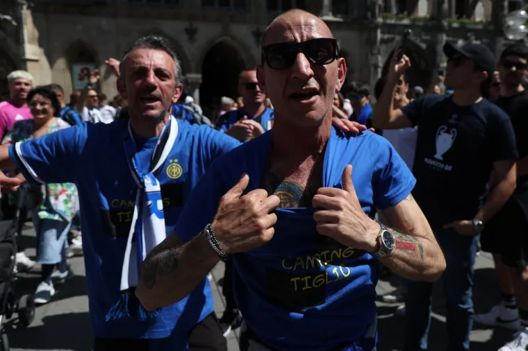 Talijani okupirali ulice Munchena: Harmonika, bengalke i lude tetovaže, a ovaj igrač pravi je hit