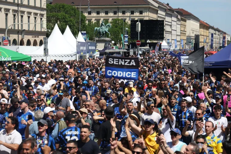 Talijani okupirali ulice Munchena: Harmonika, bengalke i lude tetovaže, a ovaj igrač pravi je hit