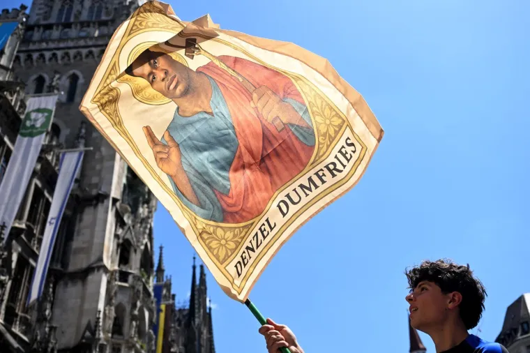 Talijani okupirali ulice Munchena: Harmonika, bengalke i lude tetovaže, a ovaj igrač pravi je hit