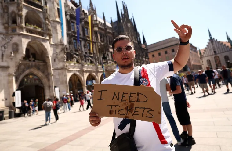 Talijani okupirali ulice Munchena: Harmonika, bengalke i lude tetovaže, a ovaj igrač pravi je hit