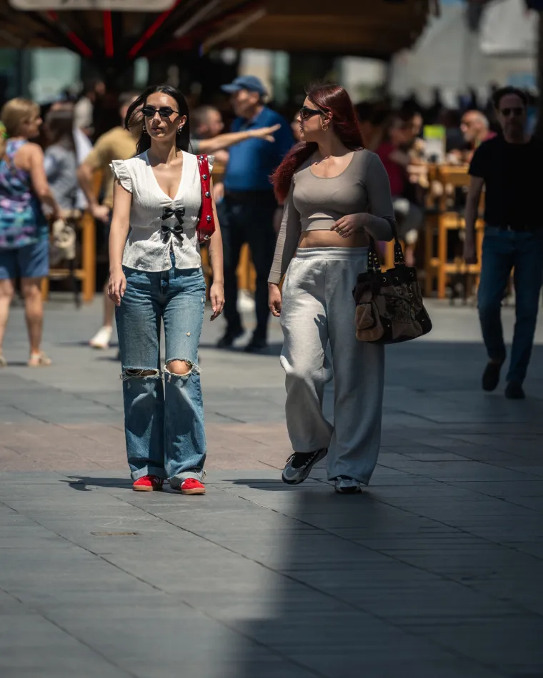 Žene u crnom zavladale zagrebačkom špicom: Visoke temperature im nisu smetale