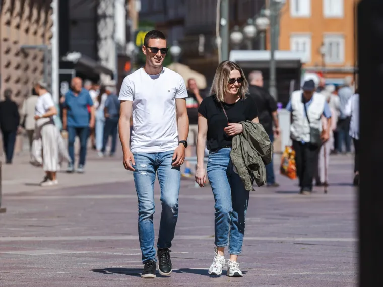 Kratki topići, minice i hlačice na vrućem Korzu: Riječanke znaju kako se rashladiti