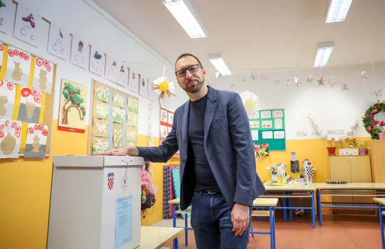 Kandidati izašli na birališta s bračnim partnerima, evo tko se pojavio u vlastitoj režiji