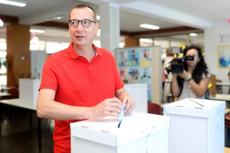 Kandidati izašli na birališta s bračnim partnerima, evo tko se pojavio u vlastitoj režiji