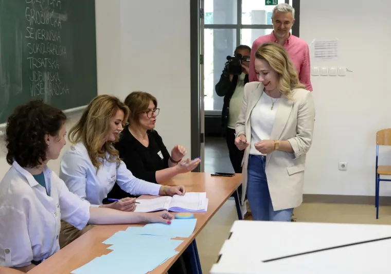 Kandidati izašli na birališta s bračnim partnerima, evo tko se pojavio u vlastitoj režiji