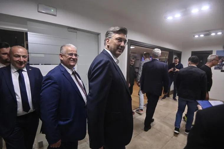 Plava Hrvatska blijede boje: Pogledajte lica HDZ-ovaca u noći izborne pobjede