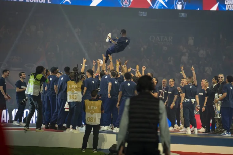 Đoković &scaron;okirao svojim potezom na proslavi Parižana: Igrači PSG-a izvodili vratolomije