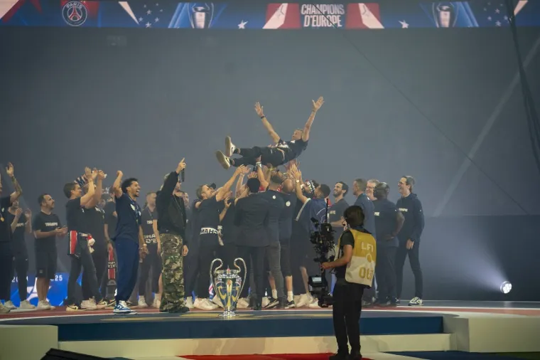 Đoković &scaron;okirao svojim potezom na proslavi Parižana: Igrači PSG-a izvodili vratolomije