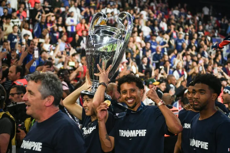 Đoković &scaron;okirao svojim potezom na proslavi Parižana: Igrači PSG-a izvodili vratolomije