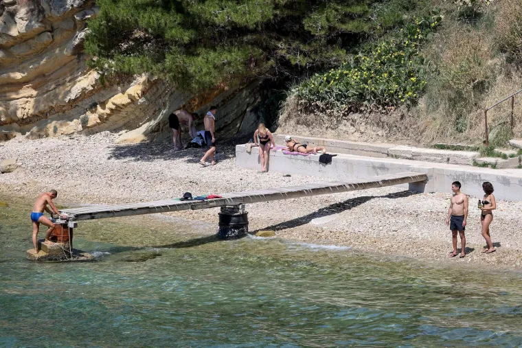 Sladoledi, šeširi i tetris poze na plaži: Pogledajte kako se Hrvatska prži na +31!