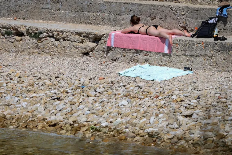 Sladoledi, šeširi i tetris poze na plaži: Pogledajte kako se Hrvatska prži na +31!