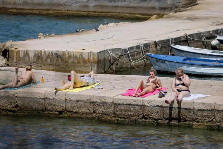Sladoledi, šeširi i tetris poze na plaži: Pogledajte kako se Hrvatska prži na +31!