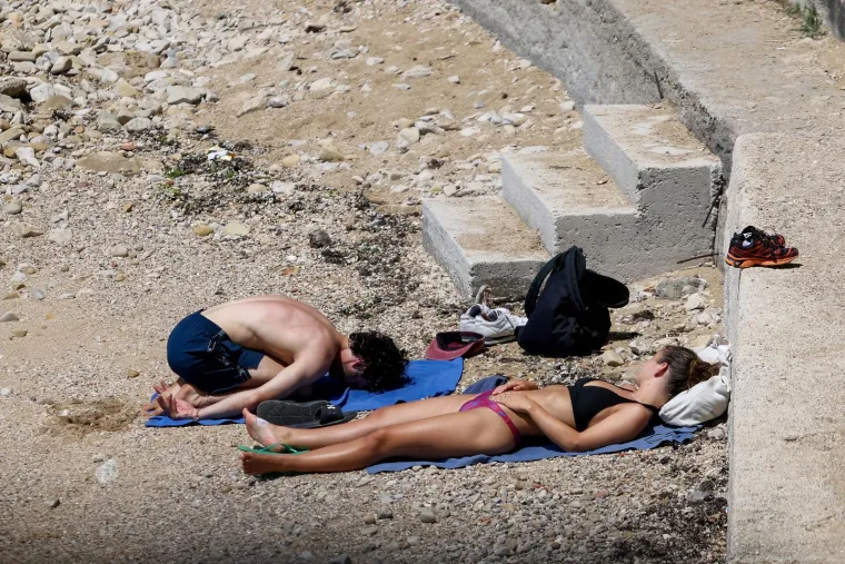 Sladoledi, šeširi i tetris poze na plaži: Pogledajte kako se Hrvatska prži na +31!
