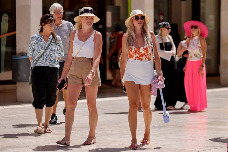 Sladoledi, šeširi i tetris poze na plaži: Pogledajte kako se Hrvatska prži na +31!