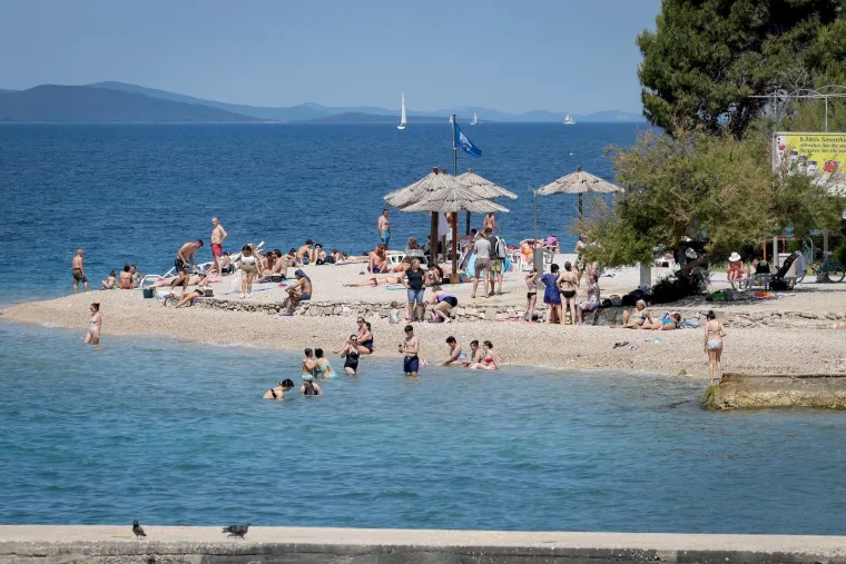 Sladoledi, šeširi i tetris poze na plaži: Pogledajte kako se Hrvatska prži na +31!