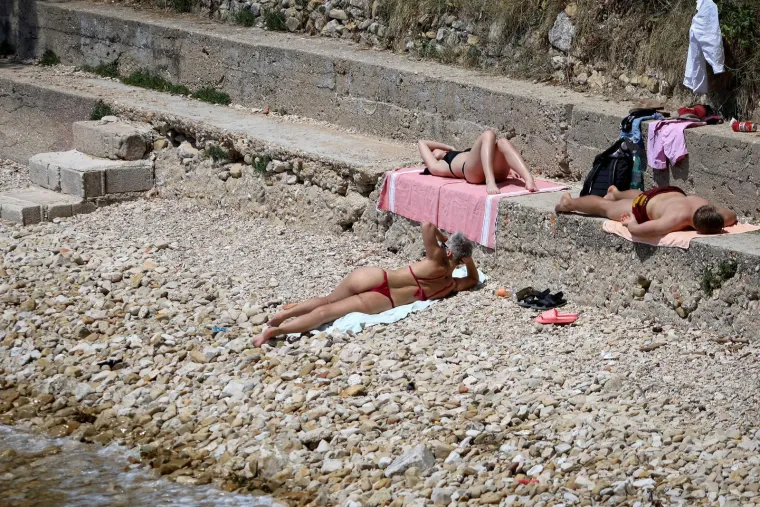 Sladoledi, šeširi i tetris poze na plaži: Pogledajte kako se Hrvatska prži na +31!