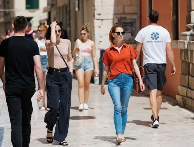 Celzijusi gore i modro toplo more: Vrućina ne jenjava, a ovo su outfiti u Zadru