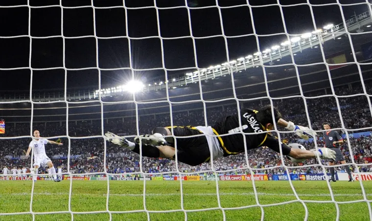 Pornoglumica otkrila kako je 'Sveti Iker' bolji nogometa&scaron; nego ljubavnik. On ju tužio